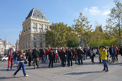 写真:パリのレプブリック広場に集まる人々