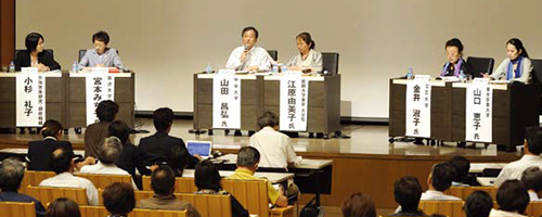 写真:壇上の講演者の様子