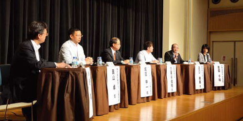 写真:壇上の講演者の様子