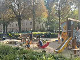 写真2:ベルリン郊外の公園で子どもと遊ぶ父親たち