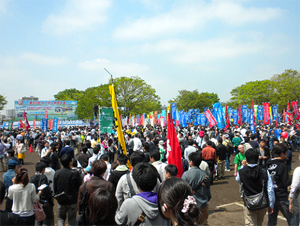 写真・メーデー代々木公園のようす、のぼり、参加する人々